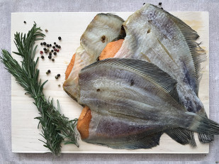 Кета (паутинка): Камбала камчатская вяленая с икрой